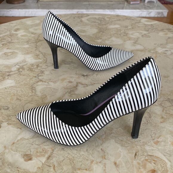 G by Guess Black & White Heels Pumps - Picture 3 of 13